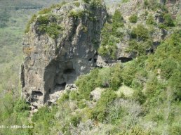 Randonnée pédestre à la journée - Habitations et chapelle troglodytes de Montbrun