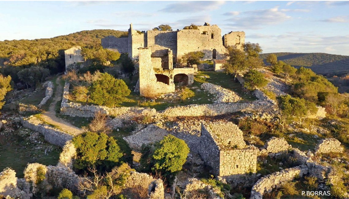 Gaspard se balade au château d'Allègre © OTCCC