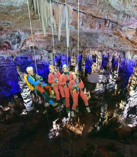 Grotte de la Salamandre, descente en rappel © Grotte de la Salamandre